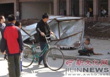 12岁流浪男孩杀猫剥皮 自称很饿想烤来吃