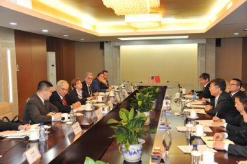 滕佳材会见美国农业部副部长迈克·斯邱兹