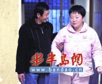 患癌丈夫与偏瘫妻子不离不弃