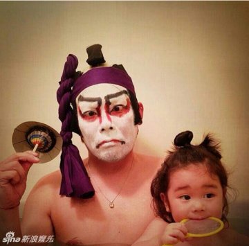 日本父女逗比泡澡照走红