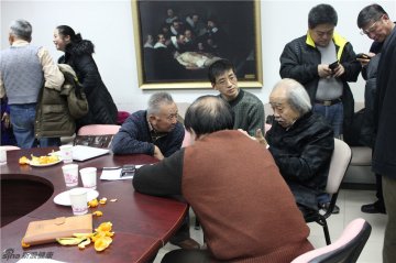 再版编辑会议现场分组讨论热烈