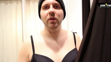 德国男DJ丰胸穿内衣 体验女性生活