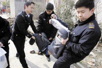 医院急救车将男子扔在路边 病历署无名氏