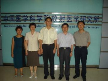 刘德培院长一行到放射所视察工作