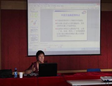 新疆阿克苏地区举办建筑行业从业人员艾滋病防治知识讲座
