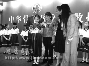 美籍华人小凯丽回国感谢捐献造血干细胞恩人