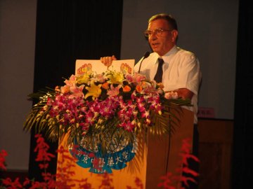 “名人名师名家进校园”第六讲吴若石先生“吴氏足疗法”报告会