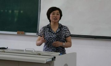 齐齐哈尔市卫生局侯丽娜副局长来我校作专题报告