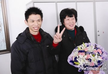 割肝救子母亲接儿子出院 母子住院费用全免