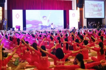 10场地853名孕妇同练瑜伽 刷新吉尼斯世界纪录
