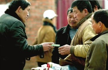 调查发现：流动黑药贩换包装后销售过期药