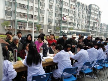 创先争优服务社区--记南京中医药大学师生支部结对共建活动