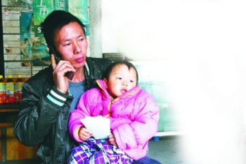 女子未婚生下脑瘫女儿后离家出走