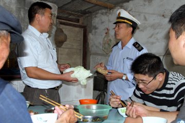 预防秋季肠道传染病淮北监督员查建筑工地食堂