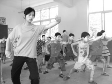 中医学子“三下乡”服务受欢迎