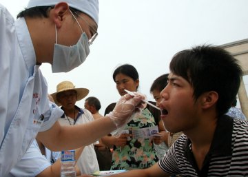 淮北口腔医院免费义诊让新生“灿烂微笑上大学”
