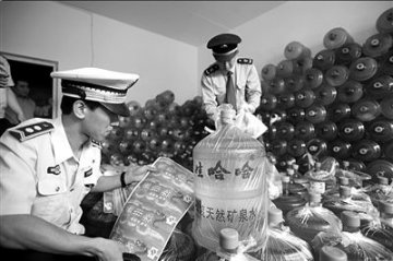 黑窝点用自来水假冒桶装水出售