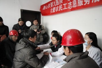 唐山市第九医院组织开展“爱心相伴 一路同行”志愿者服务活动