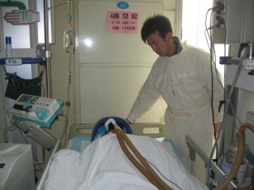 宣武医院抗震救灾医疗队员李军杰在玉树救灾前线