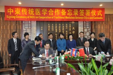 王国强副部长会见柬埔寨卫生部国务秘书并签署中柬传统医学合作谅解备忙碌