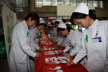 手系绿丝带 心牵震区情