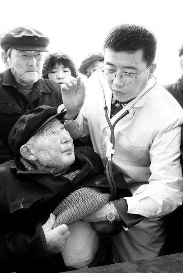 村里来了博士医疗队