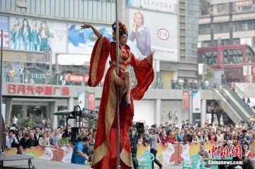 重庆街头钢管舞比赛宣扬健康生活态度