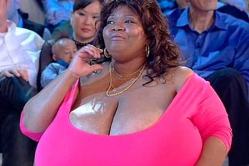 美女子创全球最大自然乳房记录