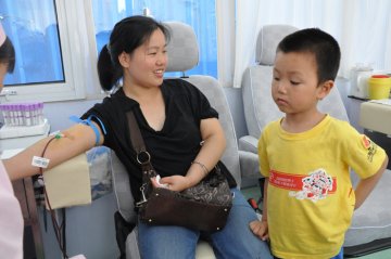 感恩“母亲节”爱心献热血 合肥母亲携子过特殊节日