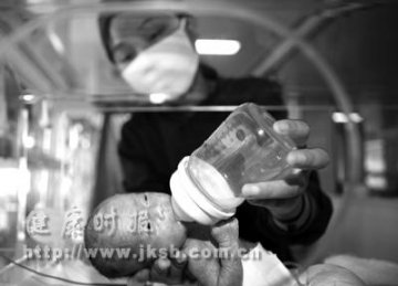 袖珍女婴数病缠身奇迹存活
