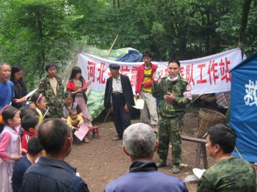 河北省石家庄市抗震救灾卫生防疫队连续几天深入安县山区灾区晓坝安镇关心村，开展了针对灾民的卫生防病知识大讲堂活动