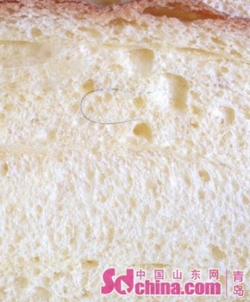 青岛皇家美孚面包里吃出头发 店方称是疏忽失误