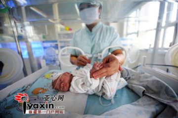 新疆一早产“袖珍宝宝”仅一公斤 护理成本极高