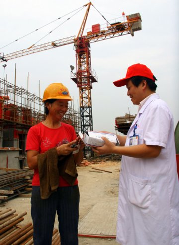 淮北市卫生青年志愿者把爱心医疗送进建筑工地