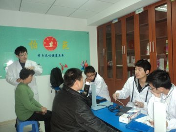 我校一临服务百居中心积极参与仙林街道亚东社区义诊志愿服务活动