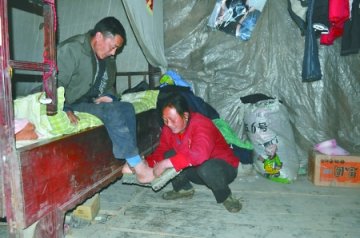 农妇照顾瘫痪丈夫20年使其能借助拐杖站立