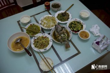 工作人员正在用餐