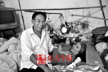 教师连续30年照顾瘫痪妻子 为其洗尿布10万斤