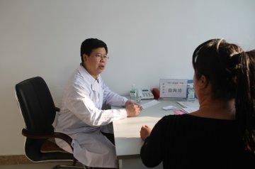 哈医大三院专家赴伊春市中心医院义诊