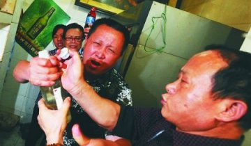 饭店抽检乱相曝光：调料瓶里混杂敌敌畏