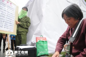 母亲为救病儿翻唱春天里续：农民工歌手声援筹资
