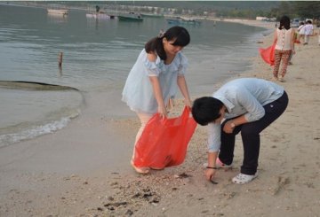 让“蓝丝带”飘扬在每一片海--三亚市人民医院保护蓝色海洋志愿者在行动