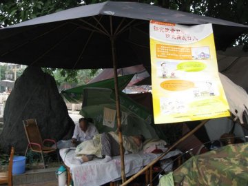 防病科普宣传画张贴在江油灾区帐篷