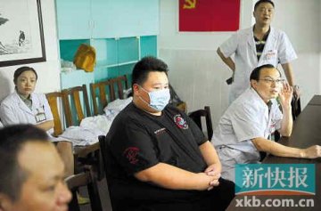 21岁395斤 “广东第一胖”今日手术缩胃减肥