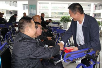 葛学副巡视员到省荣康医院慰问伤残军人