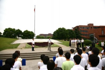 医学院闵行校区新学年升旗仪式举行