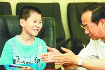 农民用注射器当乐器吹出歌曲青藏高原