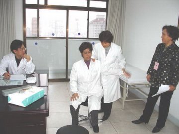 宣武区医学会举办中医技术培训班实操考核
