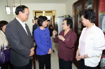 全国妇联主席沈跃跃、党组书记宋秀岩、国家中医药管理局局长王国强看望屠呦呦研究员，代表妇联致敬。屠呦呦希望能形乘机制——激励年轻人创造更多成就