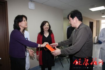 北京大学常务副校长柯杨亲切慰问邢志敏医生